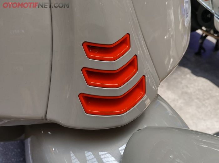 Nuansa orange di Vespa GTV 300 membuatnya terlihat sporty classic