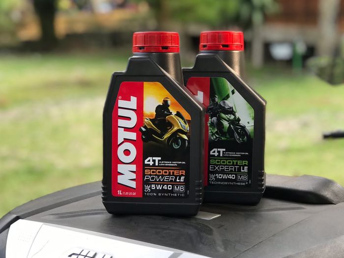 Oli motor Motul Scooter Power 5W-40 dan Scooter Expert LE 10W-40.