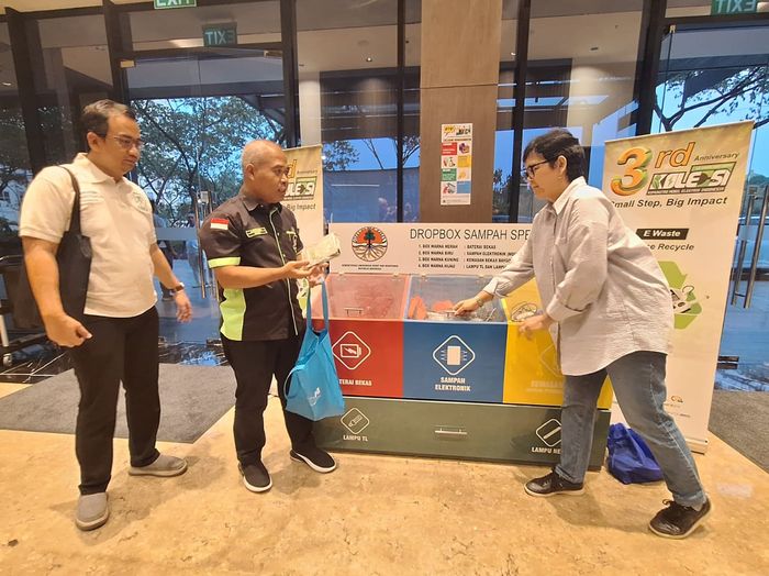 Pengumpulan sampah elekronik di acara anniversary ke-3 KOLEKSI.