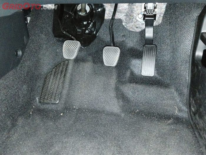 Ilustrasi pedal transmisi manual mobil