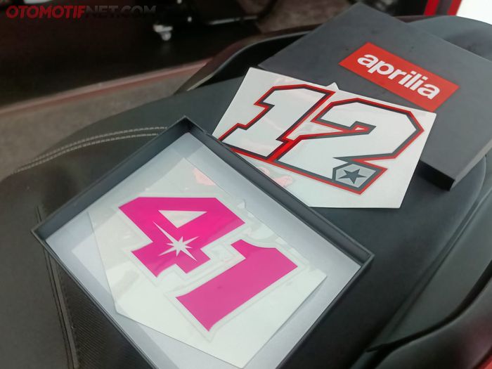 Setiap pembelian Aprilia SR-GT Replica dilengkapi dua sticker ini