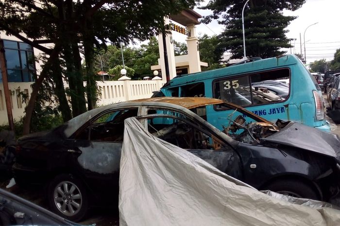 Toyota camry yang ditumpangi anak Gubernur Kalimantan Utara