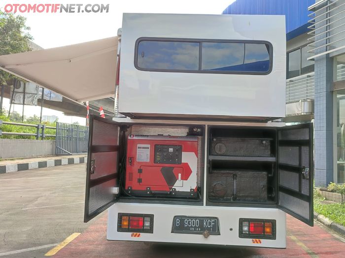 Dilengkapi dengan genset (kiri) dan penampungan air (kanan) kapasitas 80 liter