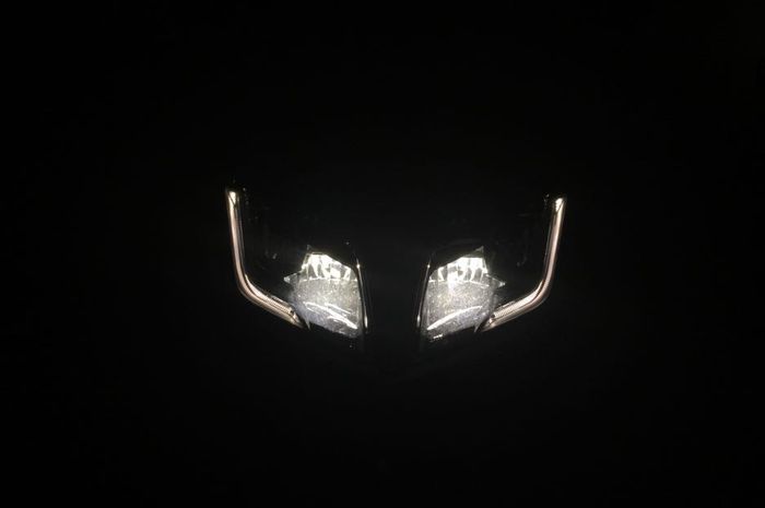 Nyala lampu dekat Yamaha TMAX 2013