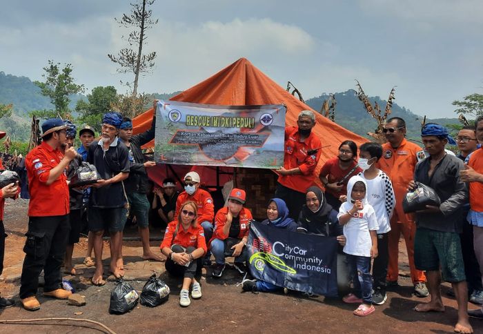 Rescue IMI DKI Jakarta memberikan bantuan kepada masyarakat suku Baduy Luar yang terkena musibah kebakaran.