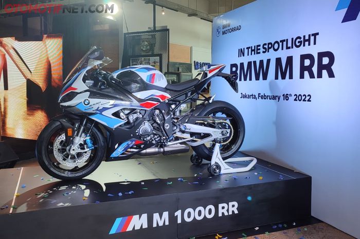 BMW M 1000 RR dengan harga Rp 1,6 milyar (off the road)