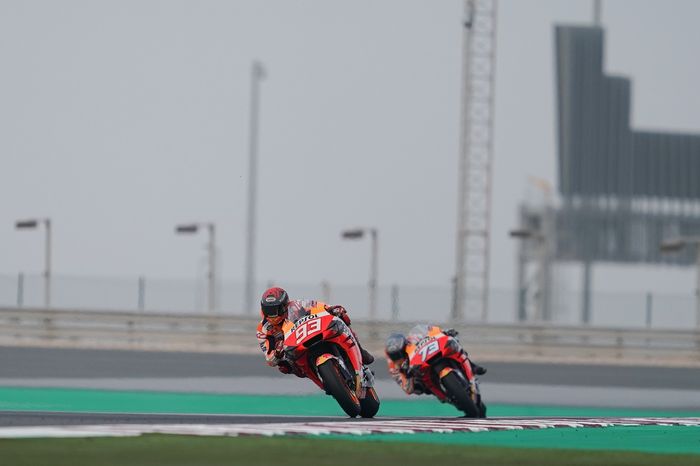 Marc Marquez dan Alex Marquez pada tes pramusim MotoGP 2020 di Losail, Qatar