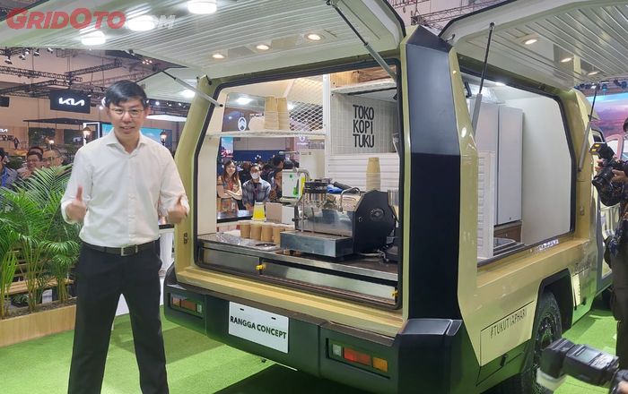 Anton Jimmi Suwandy saat memperkenalkan Toyota Rangga Concept model mobil cafe.