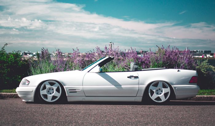 Kaki-kaki Mercedes-Benz SL500 dibuat kandas