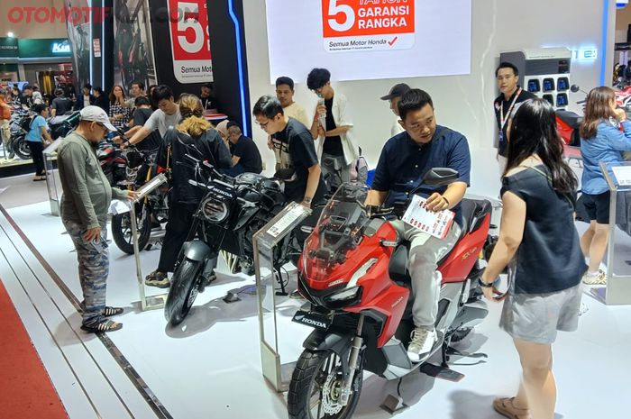 Booth motor Honda di IMOS 2023 ICE BSD. Garansi rangka 5 tahun terpampang di beberapa bidang
