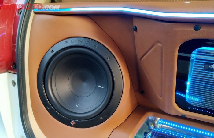 Terpasang subwoofer Rockford P1 pada custom bagasi Suzuki Ertiga