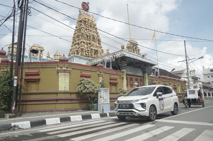 Mitsubishi Xpander melintas di Little India, Medan