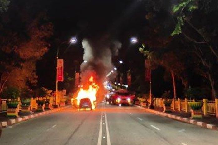 Nissan Grand Livina Kades Merempan Hilir terbakar di jembatan Siak