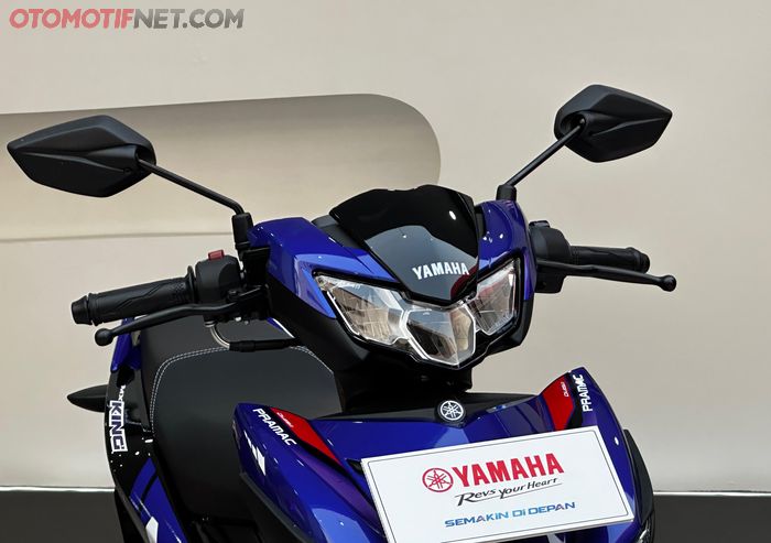 Lampu depan Yamaha MX King Prima Pramac punya desain 3 yang diisi lampu utama serta lampu tembak