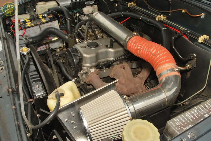 Mesin bensin 4 silinder 2300 cc masih aslinya Chevrolet Trooper, hanya dipasangi open filter aftermarket.