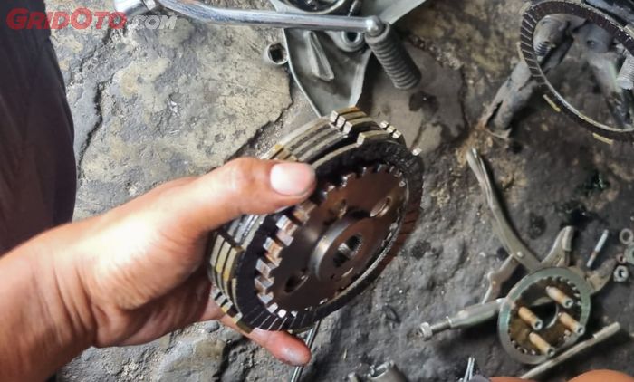 Kampas kopling yang sudah aus diganti dengan yang baru