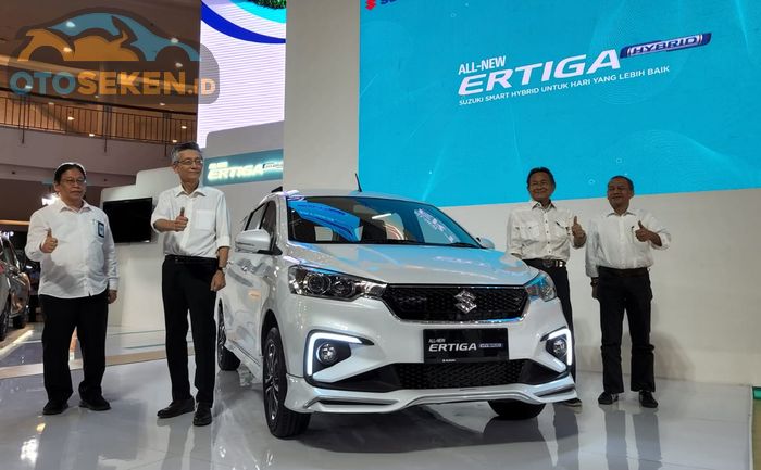 Jajaran direksi PT Suzuki Indomobil Sales pose bareng All New Ertiga Hybrid