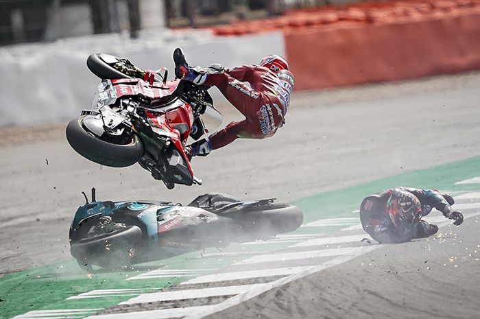 Andrea Dovizioso terbang di udara usai menabrak motor Fabio Quartararo di MotoGP Inggris