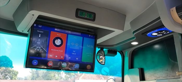 Smart TV di bus Royale Executive PO Safari Dharma Raya, garapan karoseri Morodadi Prima.