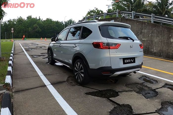 Ilustrasi jalan berlubang