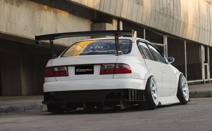 Tampilan belakang modifikasi Toyota Corona Absolute