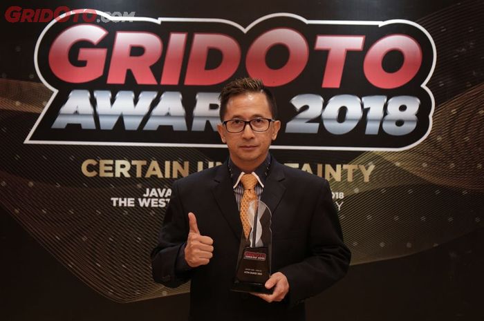 Kristianto Goenadi saat menerima penghargaan Best Sport 300 - 400 cc di ajang GridOto Award