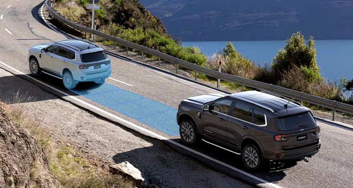 Fitur Reverse Brake Assist pada Ford Everest Titanium Next Gen