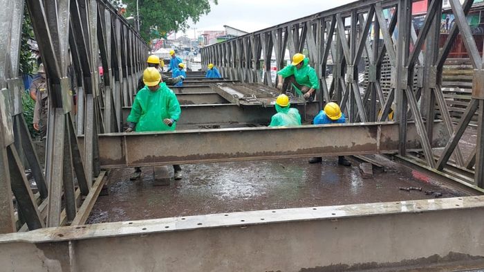 Kementerian PUPR tangani longsor di Jalan Nasional Bogor-Sukabumi dengan pemasangan jembatan rangka baja atau bailey.