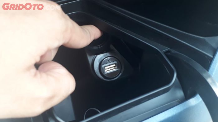 New Honda Vario 125 sekarang memiliki soket charger USB type A dengan daya maksimum 5V 2,1A.