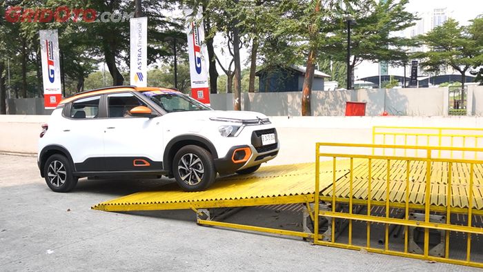 Citroen E-C3 saat melalui ramp di area test drive GIIAS.