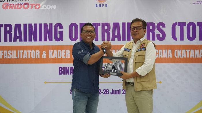 Penyerahan cinderamata oleh Corporate Social Responsibility Manager UT, Himawan Sutanto kepada Deputy BNPB, Pangarso Suryotomo.