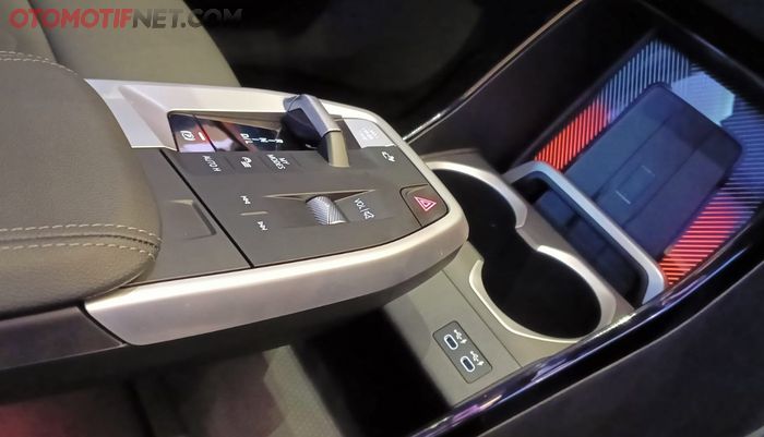 Konsol transmisi BMW X1 sDrive xLine 2023. Fitur My Mode untuk memilih driving style, tombol iDrive kini diganti dengan sentuhan di layar