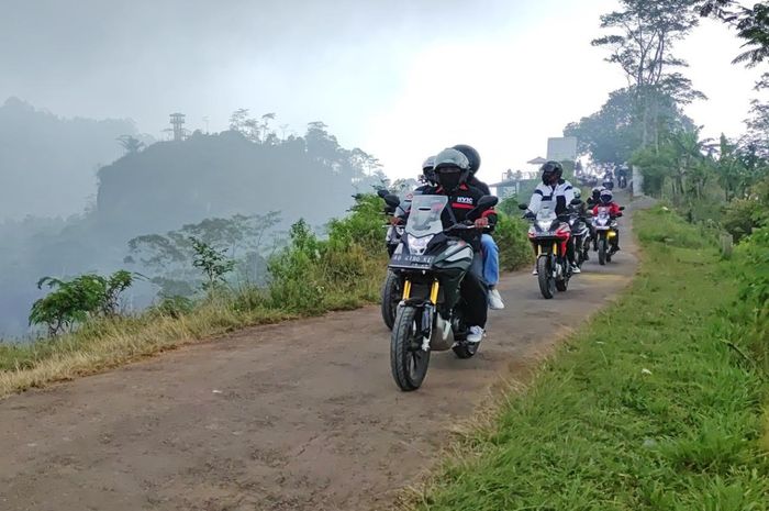 Rider Honda CB150X di Puncak Suroloyo