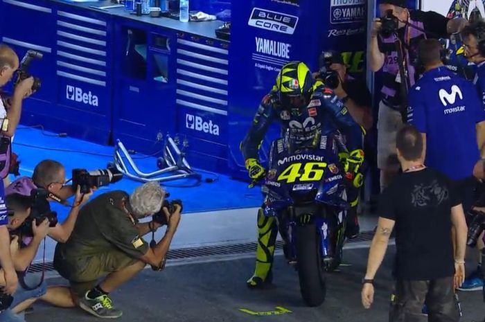 Valentino Rossi berpose di paddock saat menjelang FP2 MotoGP Qatar 2018