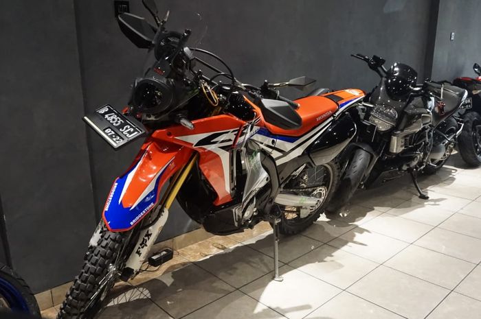 Honda CRF250 Rally di showroom Jakarta Motorsport.