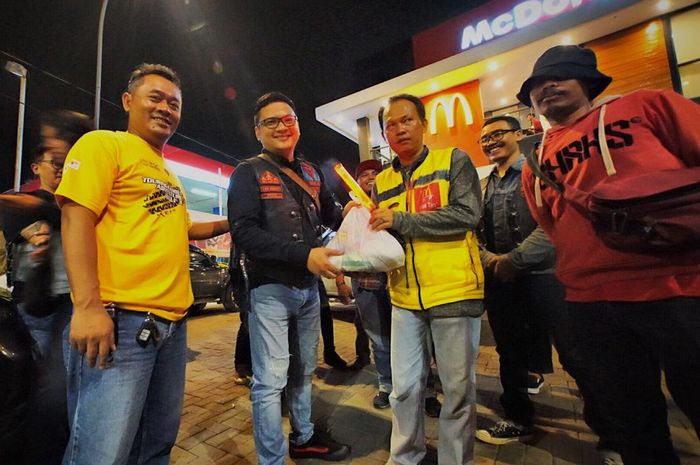 Pembagian paket sembako oleh Pajero Owner Community (POC) Central Java Chapter (CJC) bersama Bikers Brotherhood 1% MC dan Wolfpack Diponegoro di Semarang