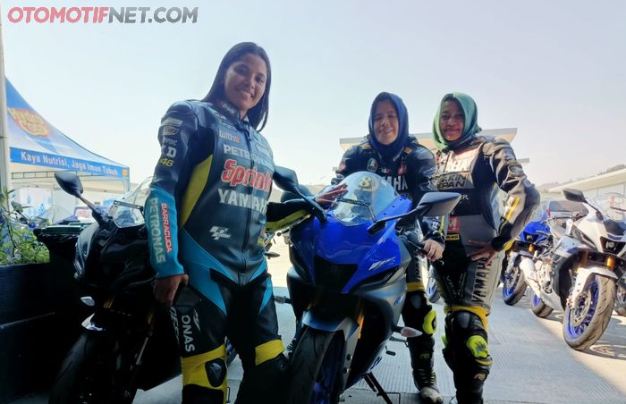 Tiga peserta wanita yang berkesempatan ngegas Yamaha R15 di sirkuit Mandalika