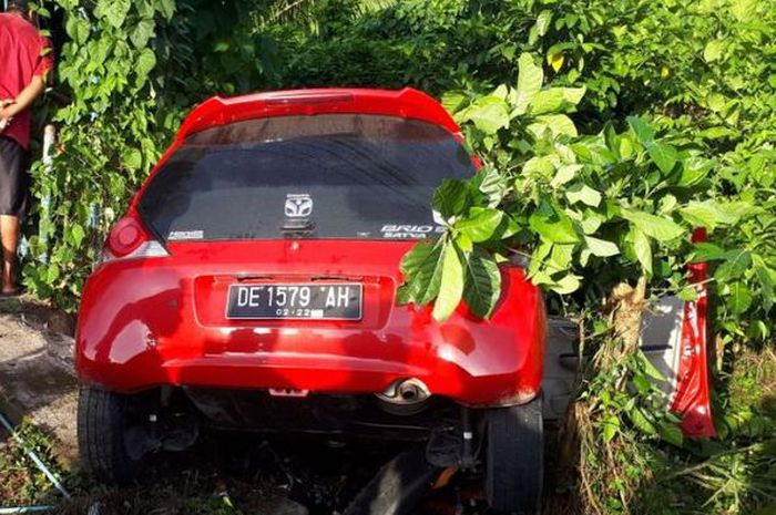 Honda Brio milik anggota DPRD Kabupaten Maluku Tengah yang terperosok