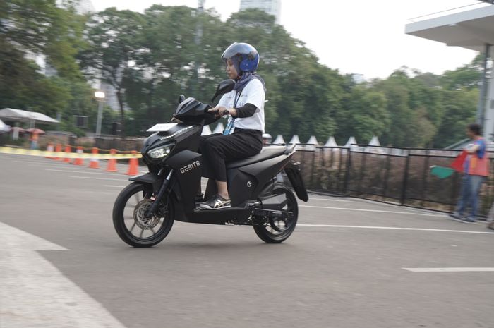 Anda juga bisa test ride motor listrik Gesits di arena test ride IIMS Moto Bike Expo 2019