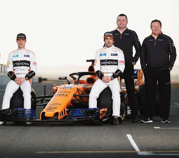 Pembalap tim McLaren 2018, Stoffel Vandoorne dan Fernando Alonso bersama para petinggi tim saat perkenalan mobil MCL33