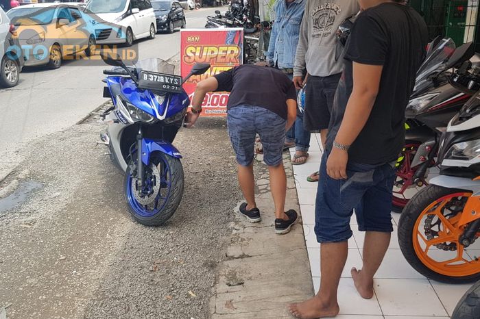 Aris saat melakukan inspeksi motor customer yang hendak dijual