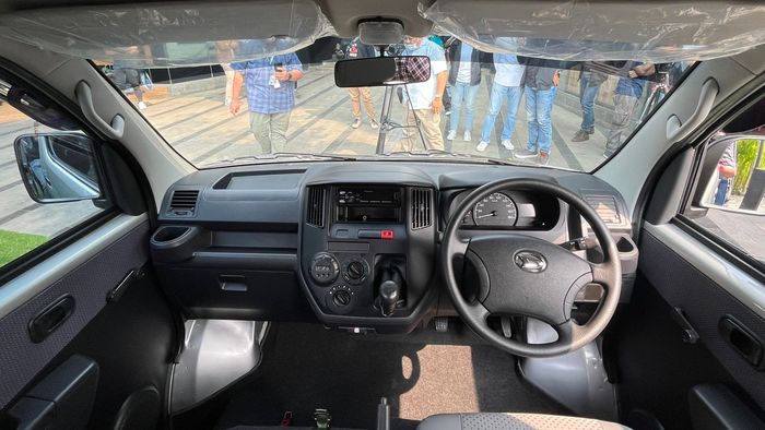 Interior Daihatsu Gran Max 1.5L, ada dua cup holder dan ruang penyimpanan tambahan