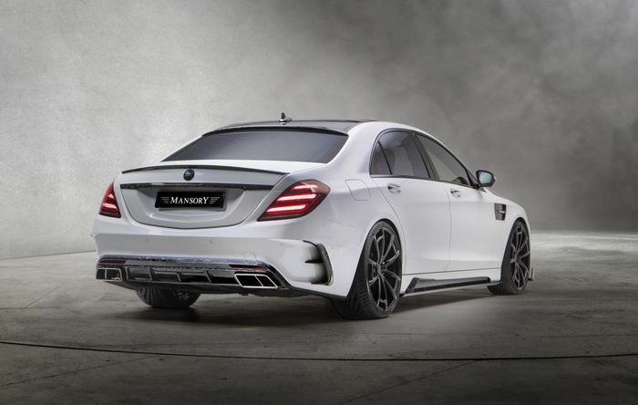 Seluruh bodi Mercedes-AMG S63 dihias serat karbon khas Mansory