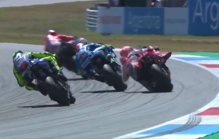 Marc Marquez hampir terjatuh saat hendak menyalip Alex Rins