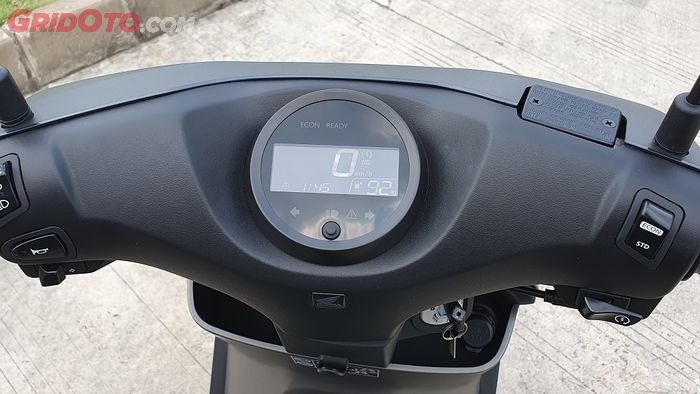 Spidometer Honda EM1 e: mirip milik Genio, tapi beda isi