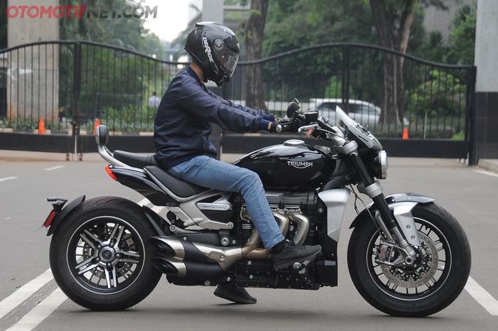 Posisi footpeg yang jauh di depan membuat kaki terasa lurus tapi nyaman karena setangnya tinggi