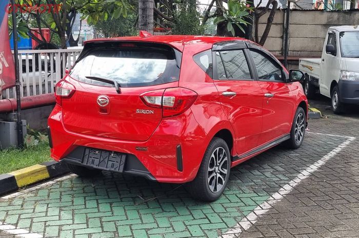Daihatsu Sirion facelift terpotret dengan warna Lava Red.