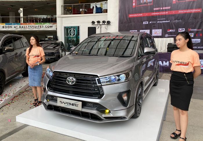 Toyota Kijang Innova Reborn yang menggunakan body kit Sapphire di ajang IFAM Surabaya