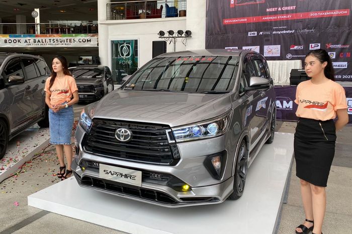 Toyota Kijang Innova Reborn yang menggunakan body kit Sapphire di ajang IFAM Surabaya