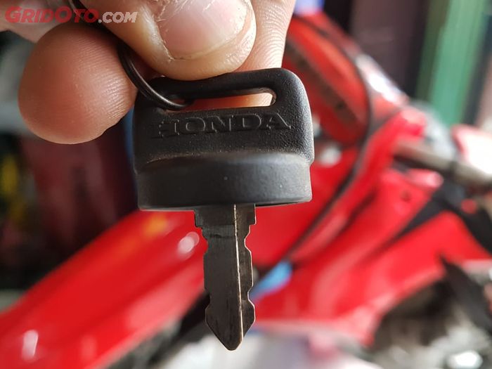 Kunci Honda CRF230F yang imut-imut, mirip kayak kunci motor bebek Honda jadul